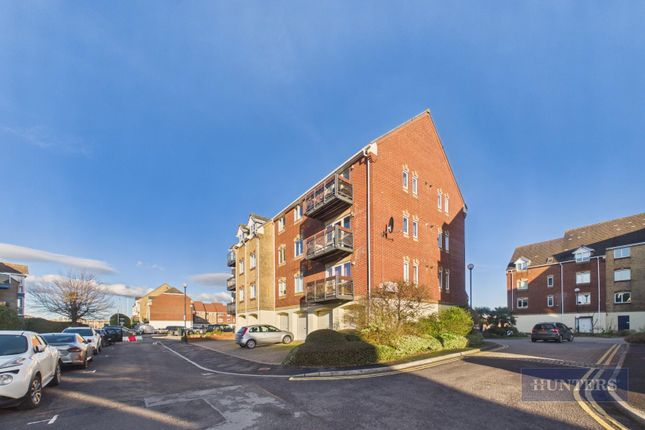 2 bed property, in Pacific Close, £270,000