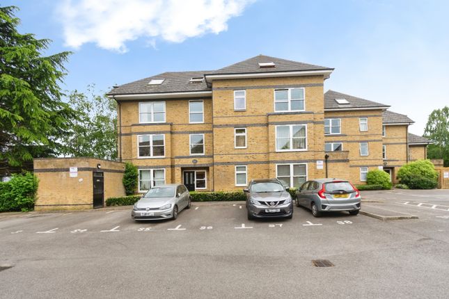 2 bed property, in Vicarage Road, £260,000