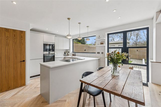 3 bed property, in Arundel Close SW11, £880,000