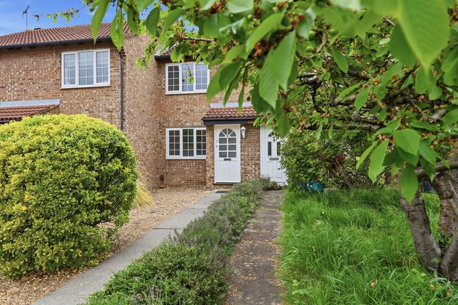 2 bed property, in Sawyers Lawn, £490,000