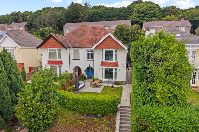 4 bed property, in Hillside Crescent, £400,000