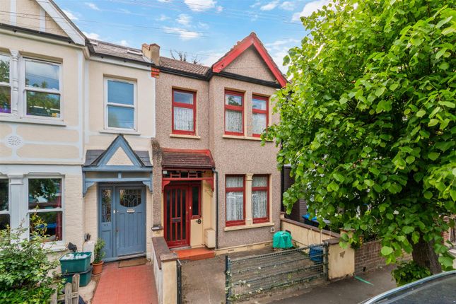 2 bed property, in Edna Road, £675,000