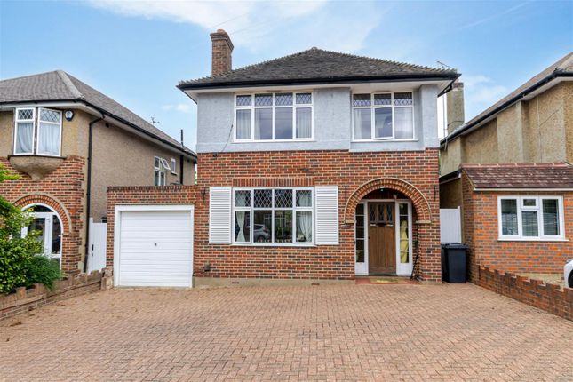 3 bed property, in The Ridgeway, £925,000