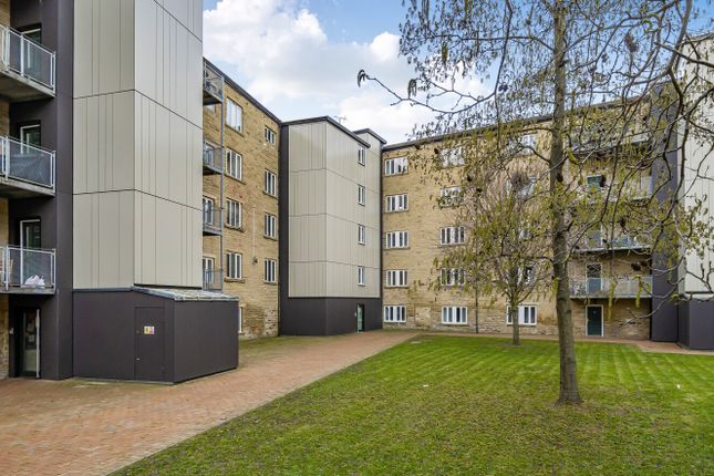 2 bed property, in Carr Mills, £100,000
