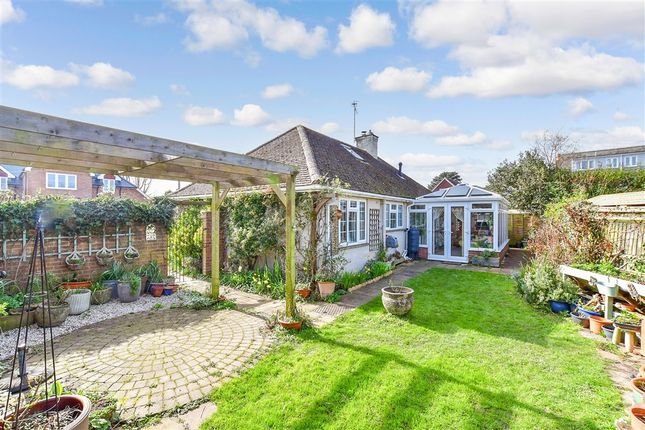 2 bed property, in The Avenue, £475,000