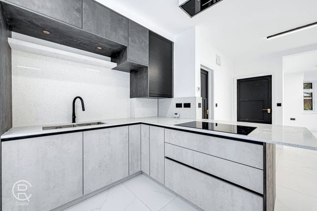6 bed property, in The Heights, £765,000