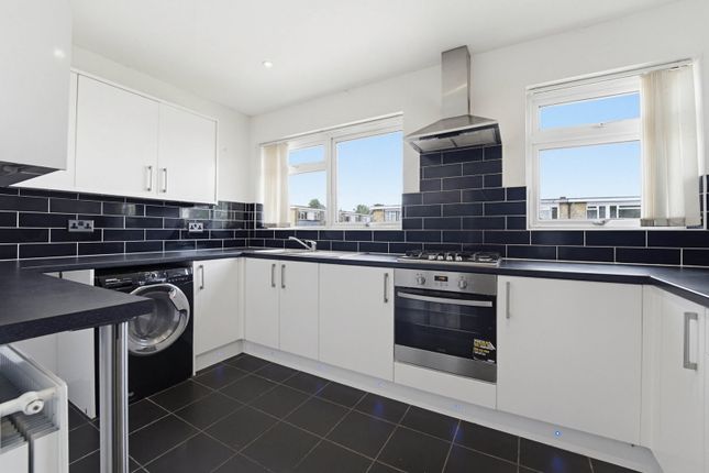 3 bed property, in Chalklands, £225,000