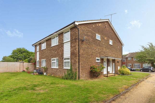 2 bed property, in Hampton Close, £135,000