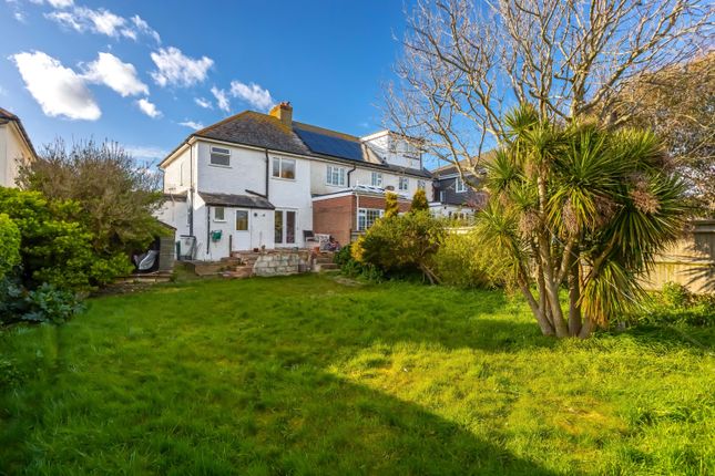 4 bed property, in Broomfield Avenue, £390,000
