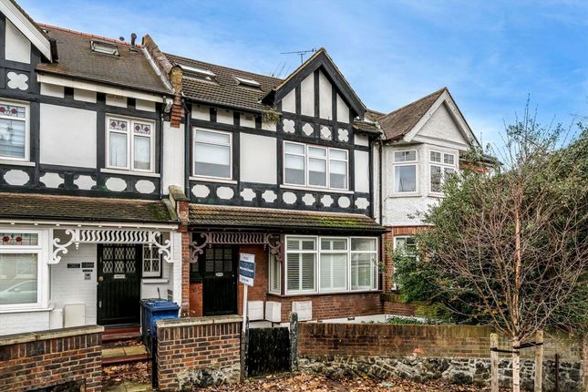 2 bed property, in Highlands Avenue, £475,000