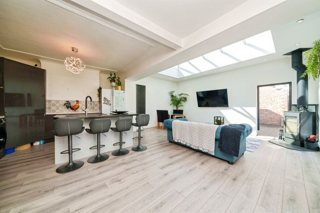 3 bed property, in Broadway, £300,000