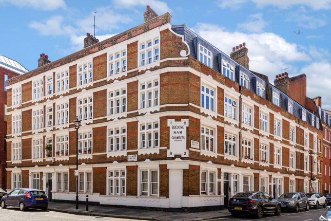 1 bed property, in Buckingham Chambers, £280,000