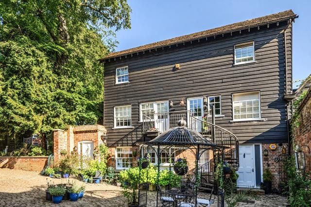 1 bed property, in Prebendal House, £310,000