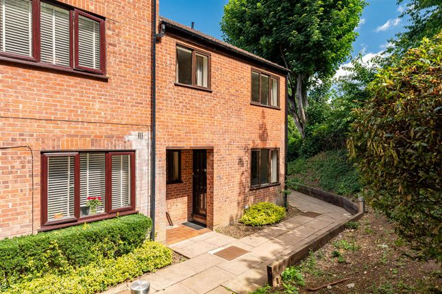 2 bed property, in Copperwood, £280,000
