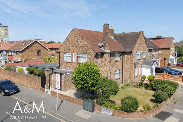 3 bed property, in Leyswood Drive, £595,000