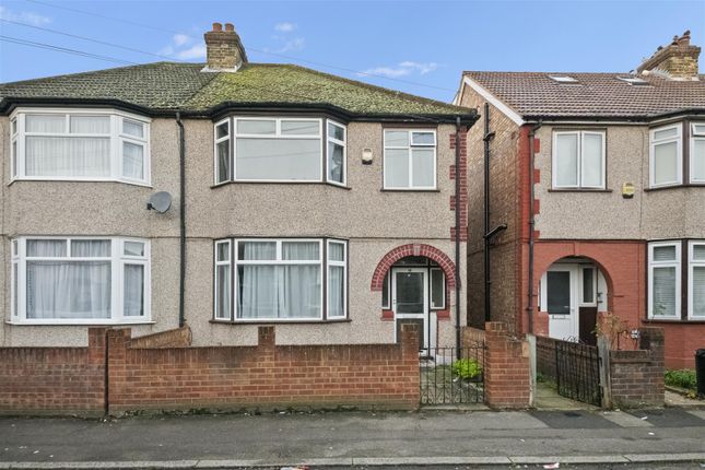 3 bed property, in Tudor Road, £525,000