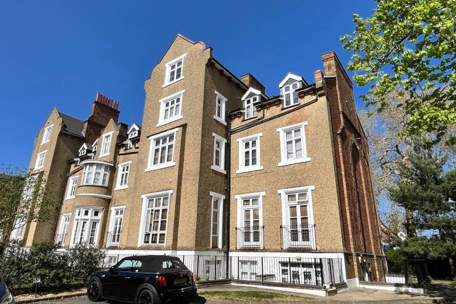 2 bed property, in Upton Park, £290,000