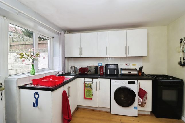 3 bed property, in Springfield Crescent, £90,000