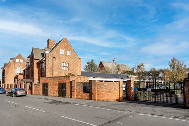 1 bed property, in Hatch Lane, £170,000