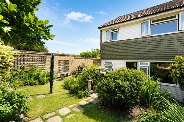 3 bed property, in The Close, £425,000