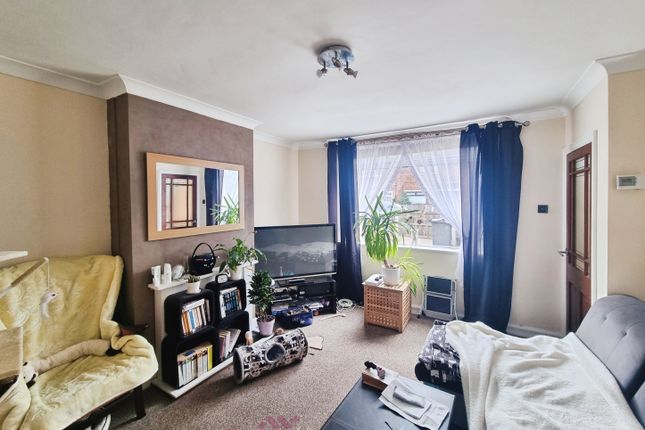 2 bed property, in Acacia Road, £145,000