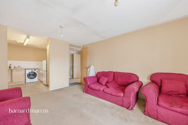 1 bed property, in Hogarth Crescent, £195,000