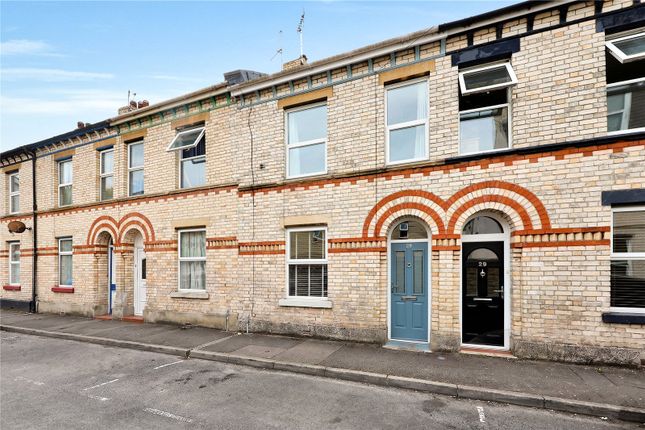 3 bed property, in Vicarage Lawn, £220,000