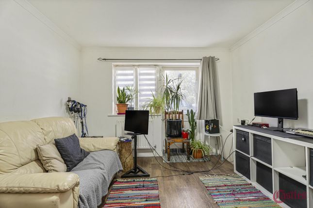1 bed property, in Semley Gate, £325,000