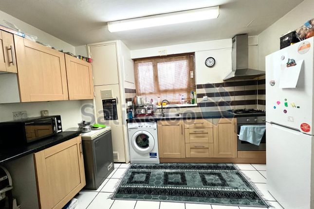 2 bed property, in Cambridge Heath Road, £295,000