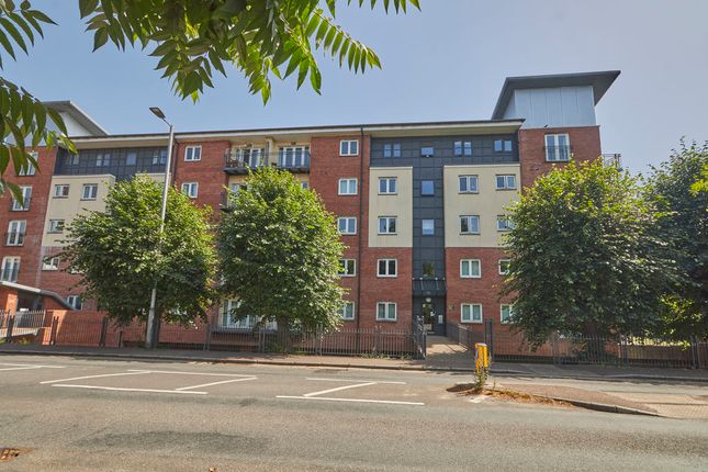 2 bed property, in New North Road, £130,000