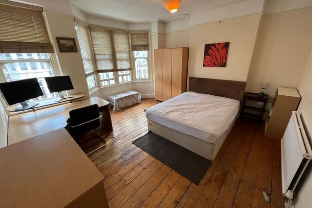 5 bed property, in Heathfield Road, £325,000