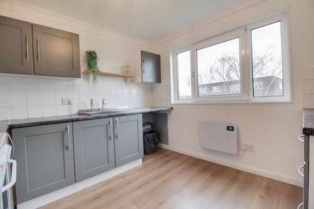 2 bed property, in Regent Close, £145,000