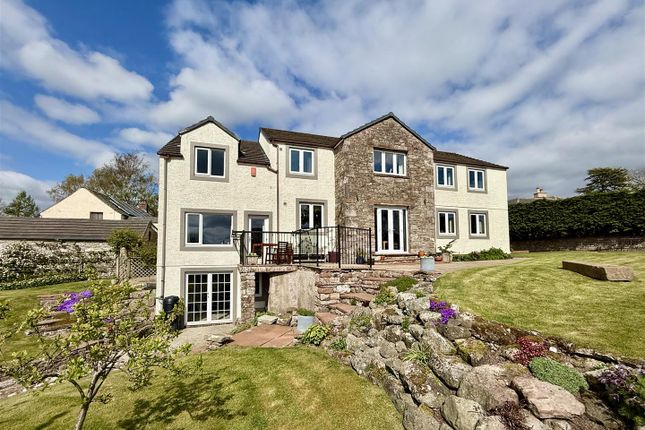 6 bed property, in Skelton, £725,000