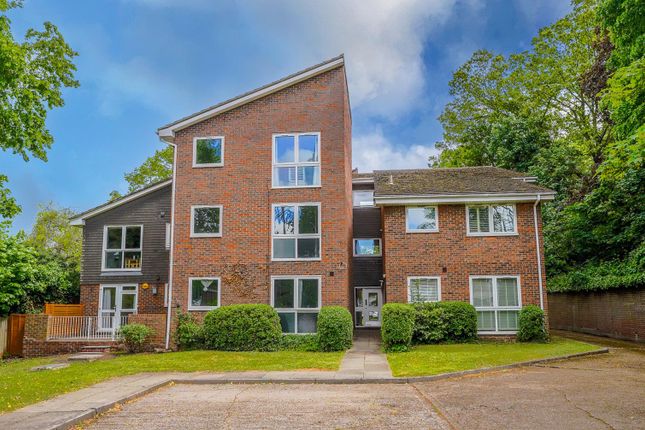 2 bed property, in Highfield Hill, £395,000