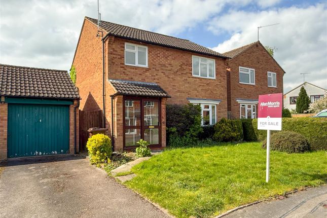 3 bed property, in Gainsborough Close, £305,000