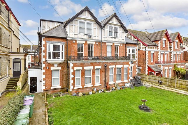 2 bed property, in Connaught Road, £170,000