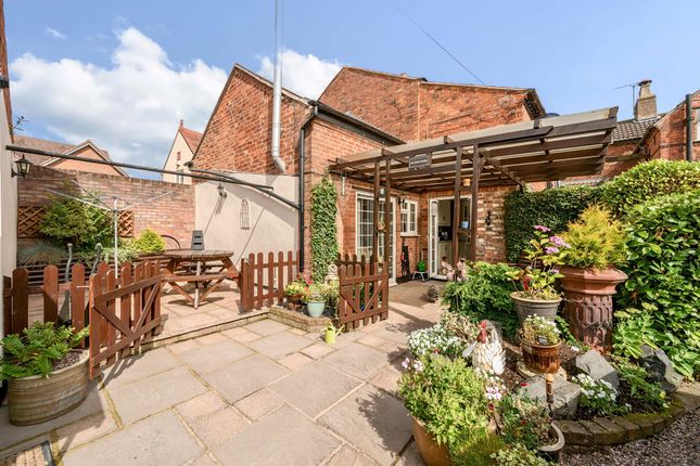 3 bed property, in Clows Top, £290,000