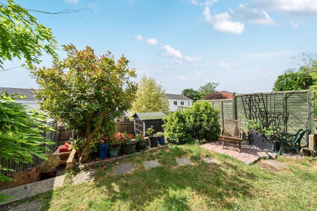 2 bed property, in Lime Grove, £220,000