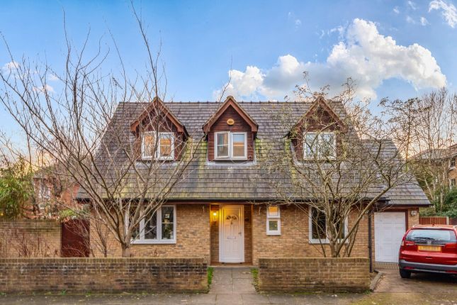 3 bed property, in Bellfield Close, £900,000