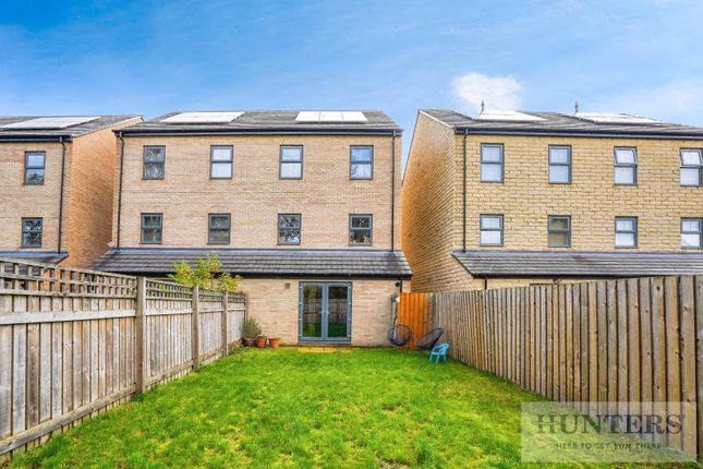 4 bed property, in Voysey Avenue, £300,000