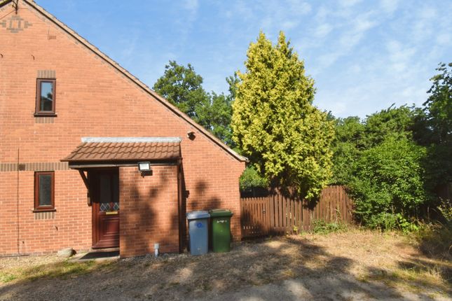 1 bed property, in Hounsfield Close, £100,000