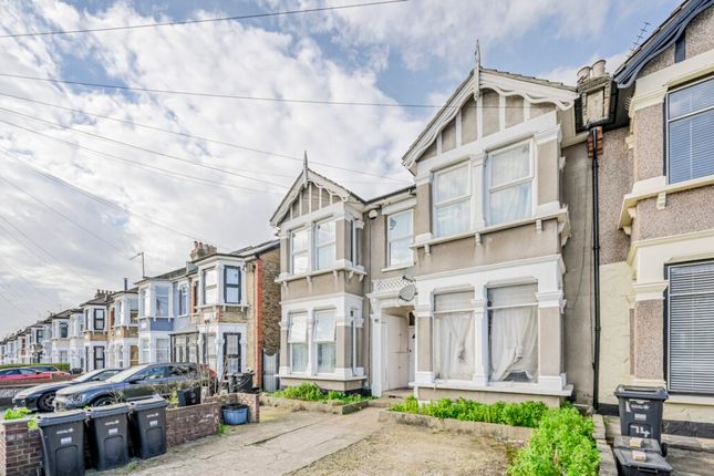1 bed property, in Mayfair Avenue, £230,000