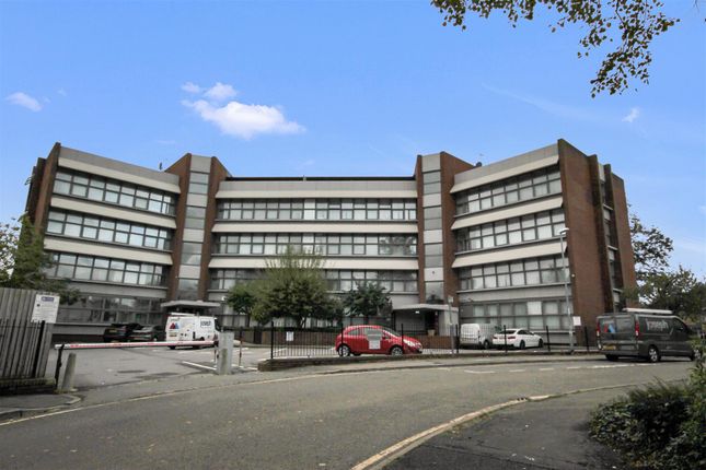 2 bed property, in Tithe Barn Road, £155,000