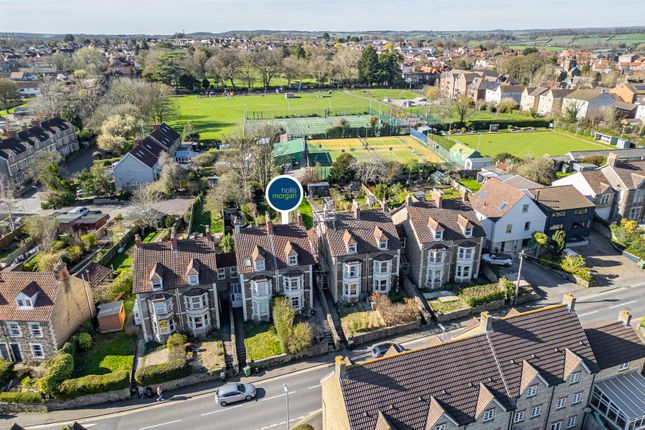 4 bed property, in Butts Hill, £300,000