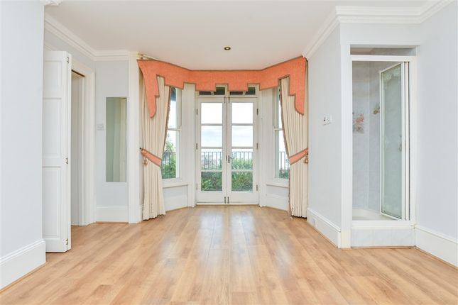 1 bed property, in The Parade, £230,000