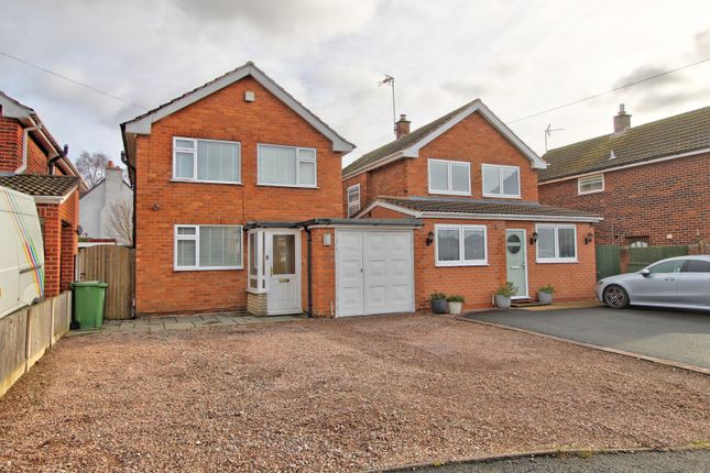 3 bed property, in Land Oak Drive, £285,000
