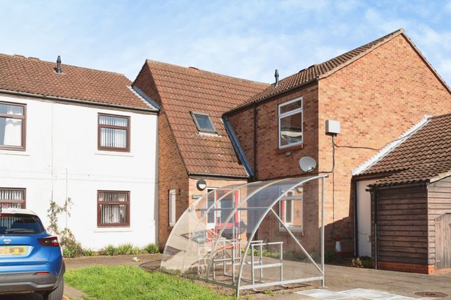 2 bed property, in Watts Road, £105,000