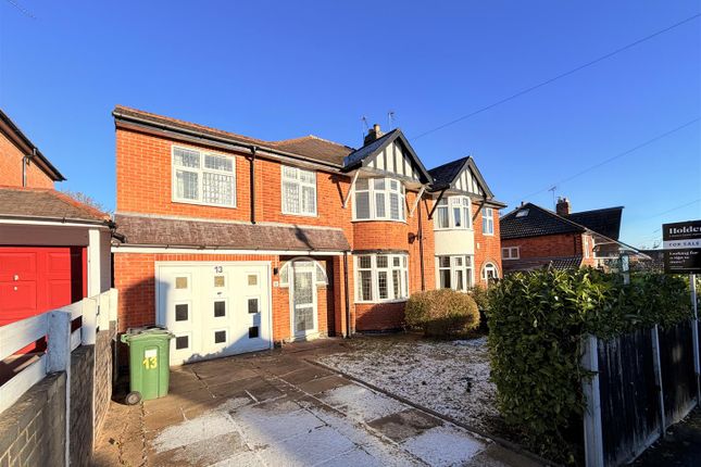 5 bed property, in Clarke Grove, £449,950