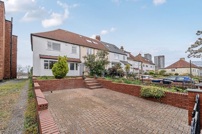 3 bed property, in Lynton Terrace, £799,950