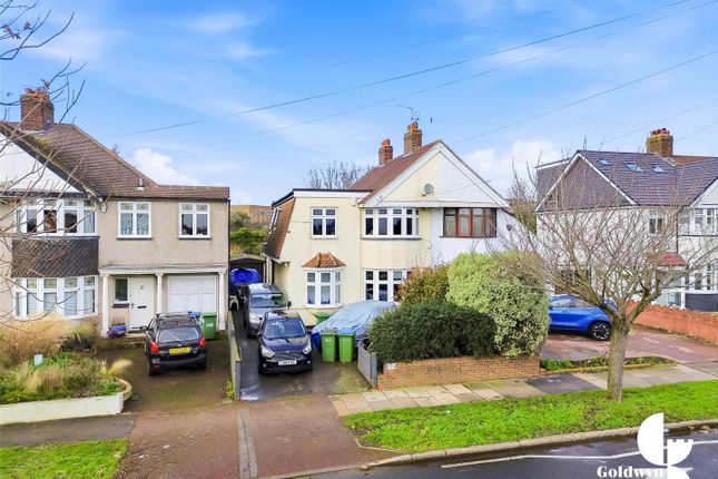 5 bed property, in Broad Walk, £775,000